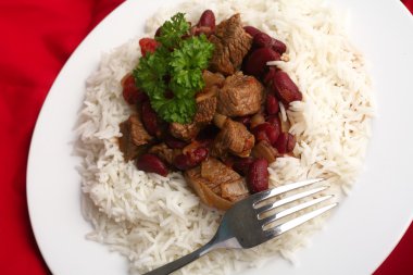 Chili con carne ve pirinç yukarıda