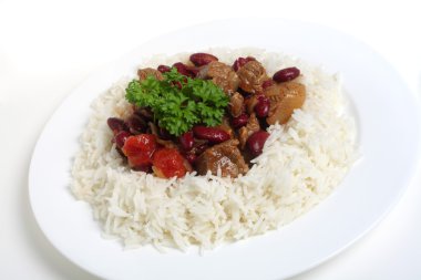 Chili con carne pirinç, beyaz zemin üzerine