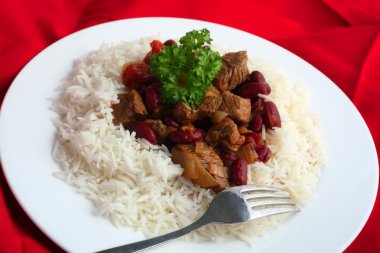 Chili con carne ve pirinç yukarıda