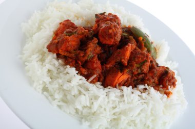 Beyaz bir arka plan üzerinde tavuk tikka masala