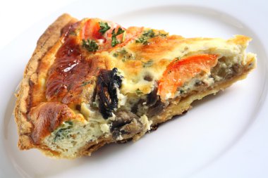 Beyaz tabakta dilim quiche