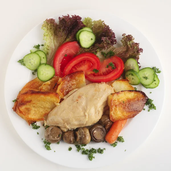 Hühner- und Pilzauflauf mit Salat — Stockfoto