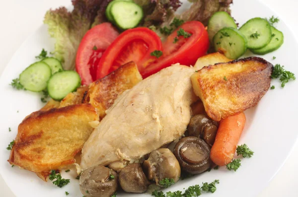 Запеканка с курицей и грибами с салатом — стоковое фото