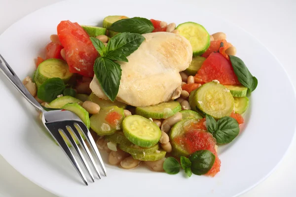 Итальянская курица и овощи с вилкой — стоковое фото