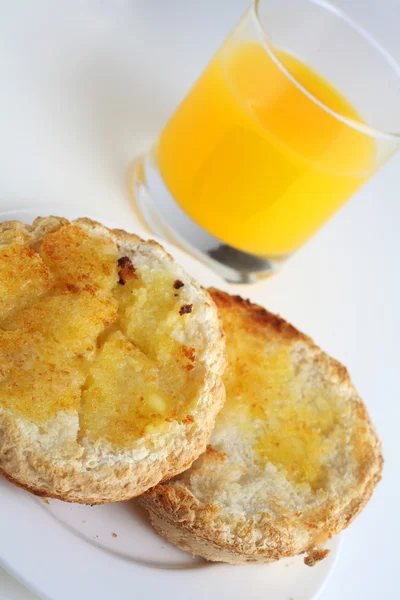 Gluten free toasted bread and orange juice — Stock Photo, Image
