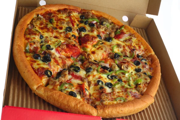 Hela pizza i en låda — Stockfoto