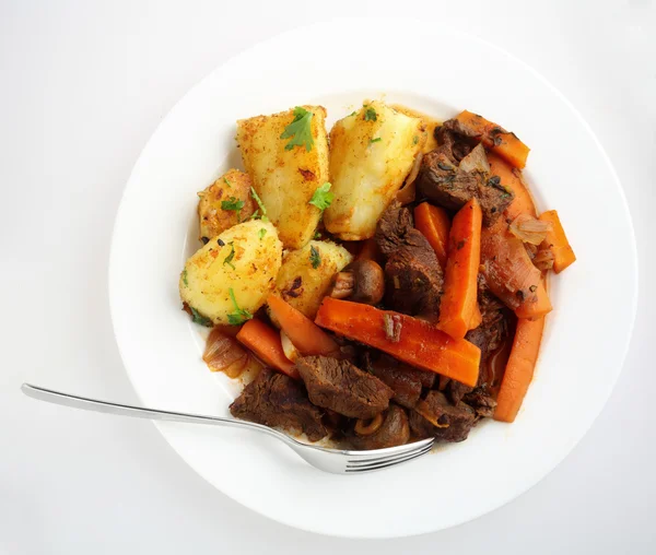 Тарелка говядины и тушеная морковь сверху — стоковое фото