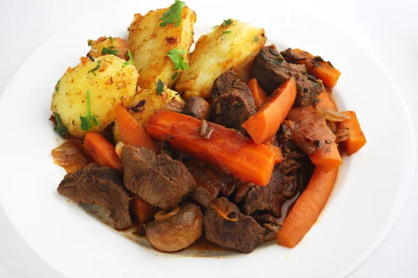 Тарелка говядины и рагу из моркови — стоковое фото