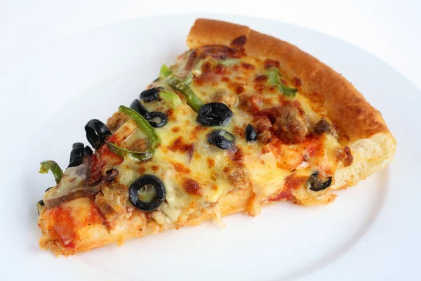 Kawałek pizzy na białym talerzu — Zdjęcie stockowe