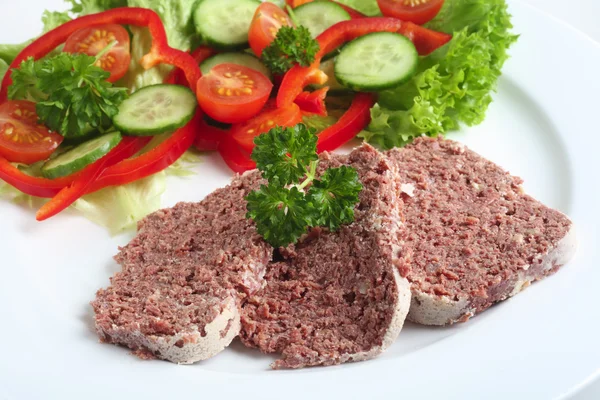 Carne en conserva con ensalada — Foto de Stock