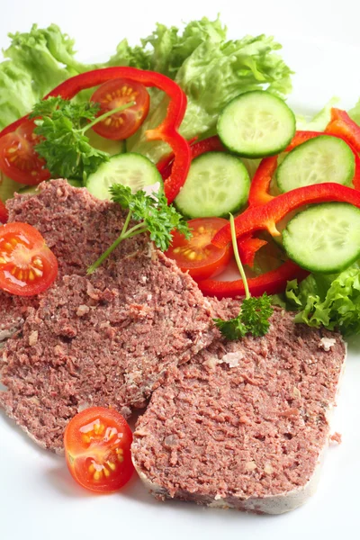 Carne en conserva con ensalada —  Fotos de Stock