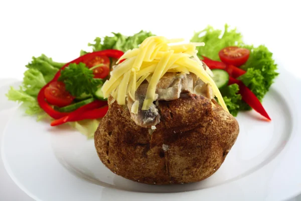 Gebakken aardappel en salade — Stockfoto