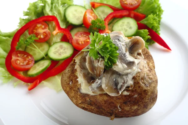 Batata assada com cogumelos e salada — Fotografia de Stock