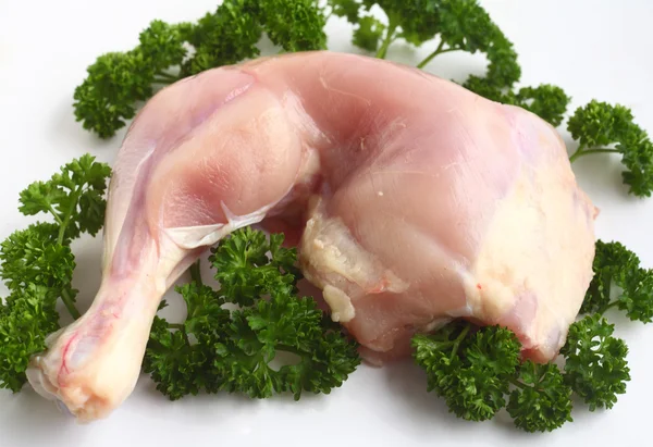 Noga kurczaka bez skóry z pietruszka — Zdjęcie stockowe