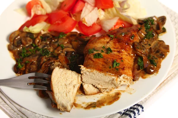 Huhn mit Pilzsoße und Salat — Stockfoto