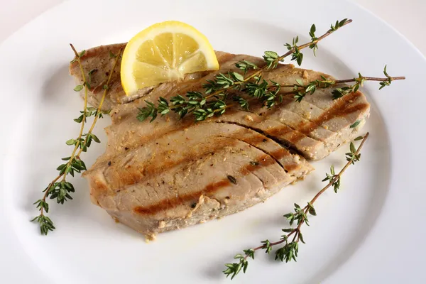 Grilled tuna and lemon wedge — Stock Photo, Image
