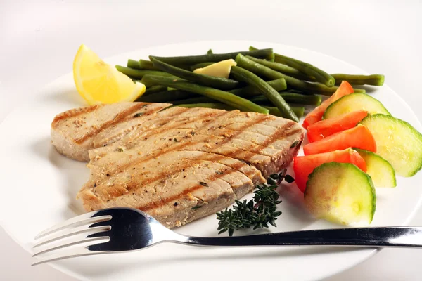 Gegrilde tonijn maaltijd met vork — Stockfoto