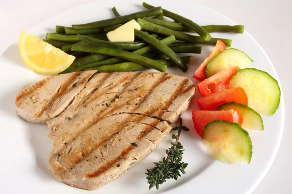 Gegrilde tonijn biefstuk maaltijd — Stockfoto