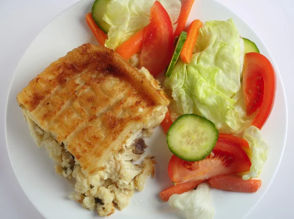 Fish pie and salad from above — Stock Photo, Image