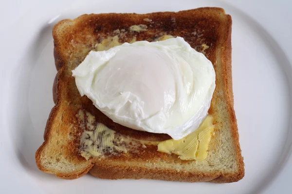 Huevo escalfado en primer plano tostado — Foto de Stock