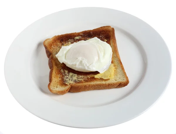 Huevo escalfado en plato sobre blanco — Foto de Stock