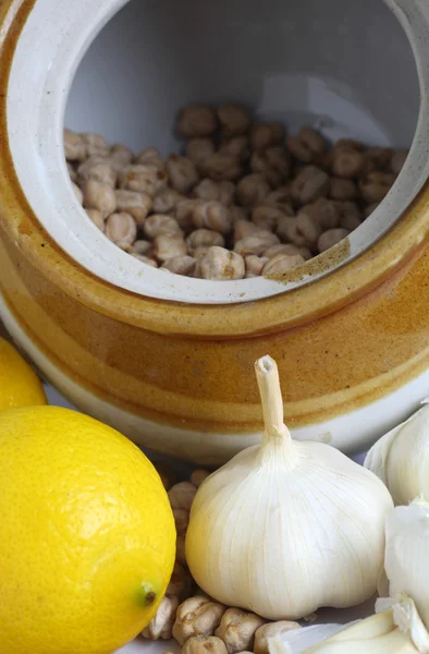 Chickpeas garlic and lemon — Stock Photo, Image