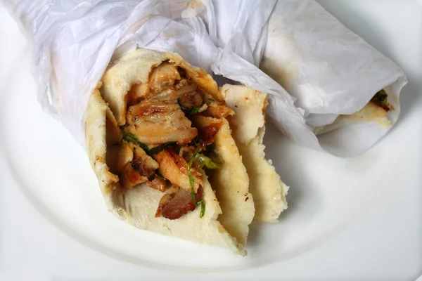 Bir tabak tavuk shawarma sandviç tamamladı — Stok fotoğraf