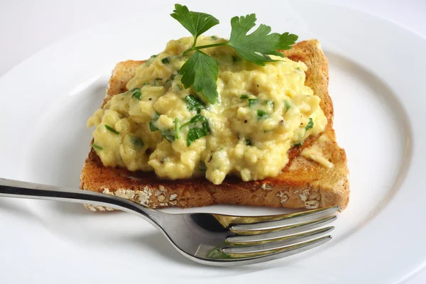 Scrambled egg with parsley on toast — Stock Photo, Image