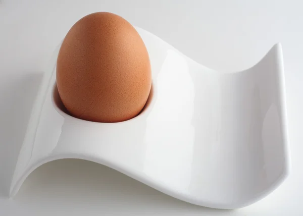 Bruin ei in modernistische eggcup — Stockfoto
