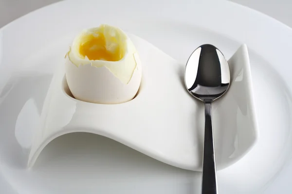 Œuf blanc sur assiette avec cuillère — Photo