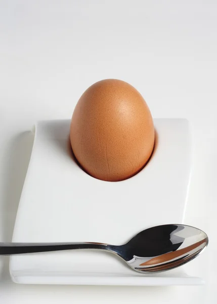Kahverengi yumurta kazandığmız eggcup içinde — Stok fotoğraf