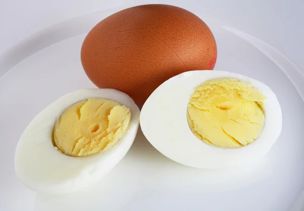 Нарезанное вареное яйцо на тарелке — стоковое фото