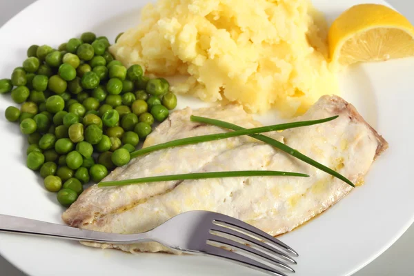 Gebackener Fisch mit Erbsen und Kartoffeln — Stockfoto