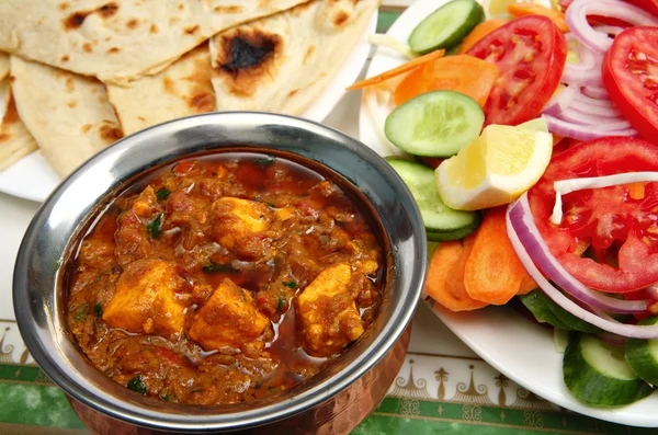Kadai Paneer-Käse-Curry in Kardamon-Soße, mit Naan-Brot und einer Beilage — Stockfoto