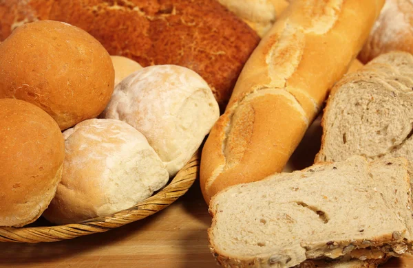 Tablero de pan y cesta de pan — Foto de Stock