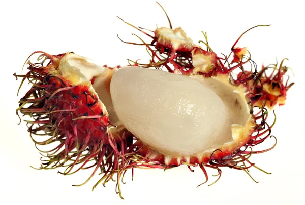 Un rambutan avec la coquille épluchée pour révéler le fruit à l'intérieur — Photo