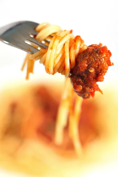 Garfo com espaguete e almôndega — Fotografia de Stock