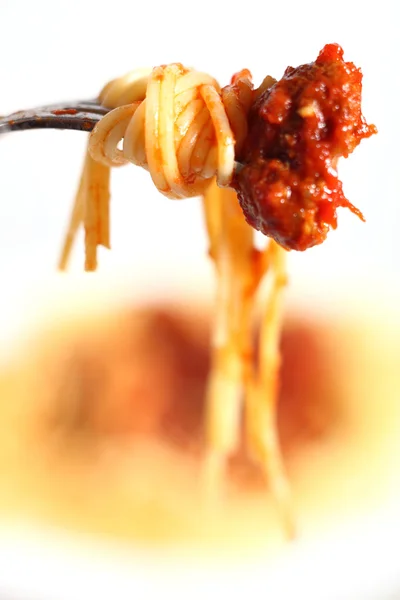 Spaghetti et une boulette de viande sur une fourchette verticale — Photo