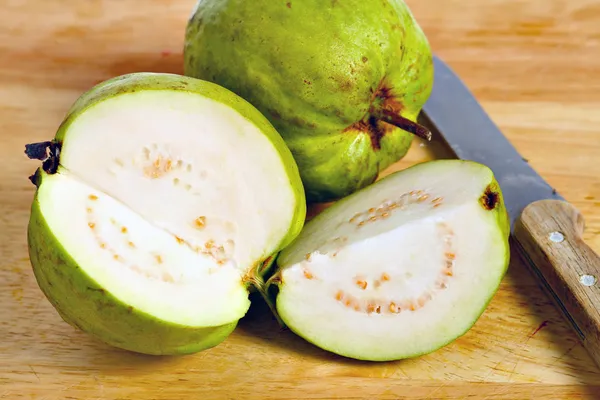 グアバ果実を開いてカット — ストック写真