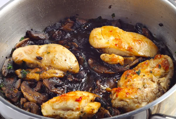 Csirke és a gomba főzés — Stock Fotó