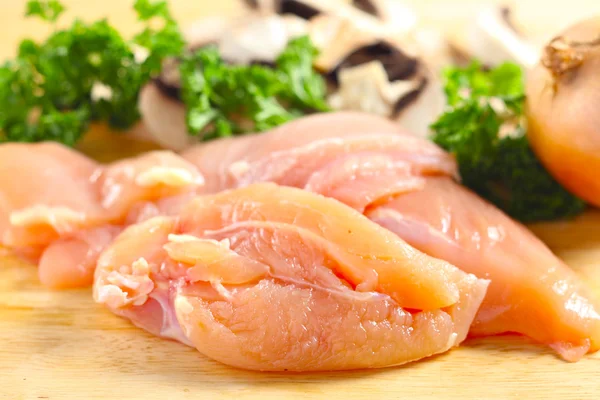 Die Zutaten für ein Huhn-Pilz-Gericht — Stockfoto