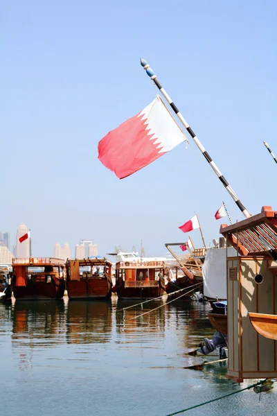 Qatar dhow harbour and flag — Stock Photo, Image