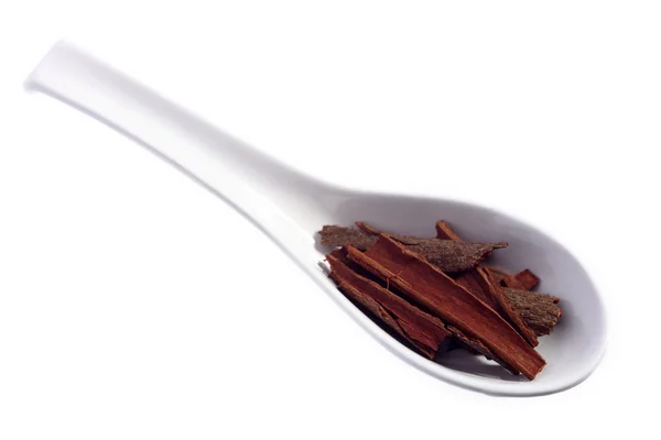 Una cucharada de palitos de cassia, también comercializados como canela en los EE.UU. —  Fotos de Stock
