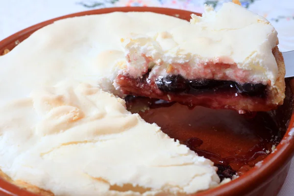 Ciasto domowe wiśniowe beza — Zdjęcie stockowe