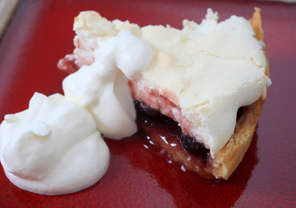 Cherry meringue pie slice — Stock Photo, Image