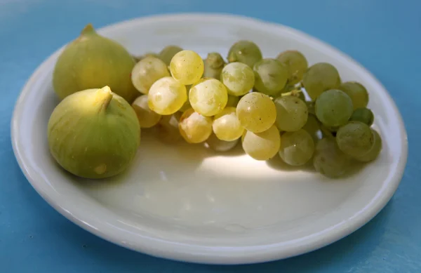 Figs and grapes — Stock Photo, Image
