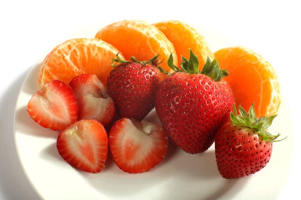 Strawberries and tangerines horizontal — Stock Photo, Image