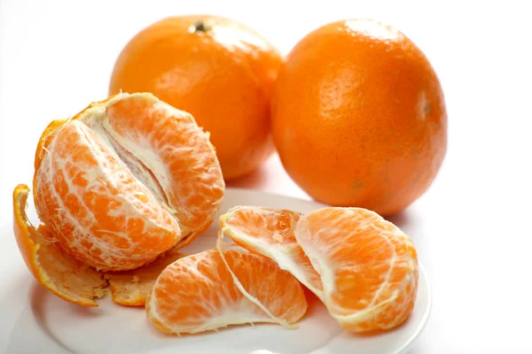 Segmentos de tangerina na placa — Fotografia de Stock