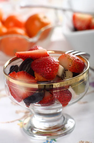 Färsk fruktsallad i en glasskål — Stockfoto