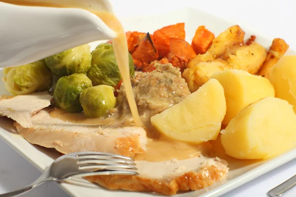 Hälla sås på en roast Turkiet måltid — Stockfoto